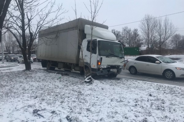 Один скончался, второй доставлен в больницу после утреннего столкновения двух авто в Хабаровске