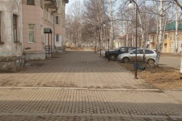 Не простояли и полгода: 7 из 8 скамеек исчезли с улицы в Советской Гавани за ночь