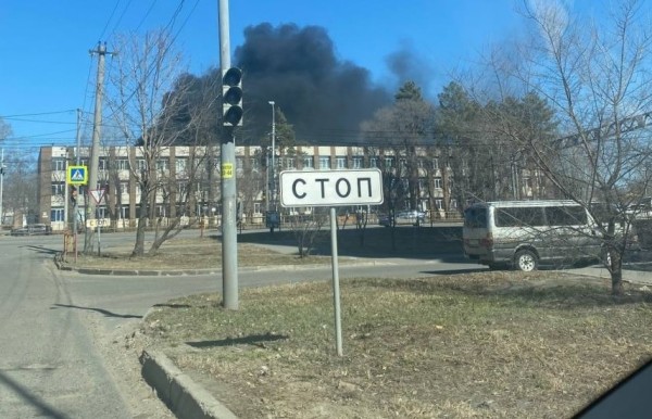 Огромная туча черного дыма накрыла Институт культуры в Хабаровске&nbsp;