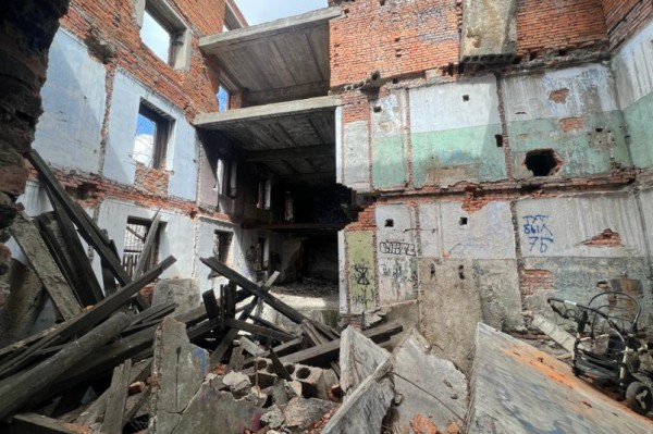 12-летний мальчик упал с четвертого этажа в Комсомольске-на-Амуре 12-летний мальчик упал с четвертого этажа в Комсомольске-на-Амуре