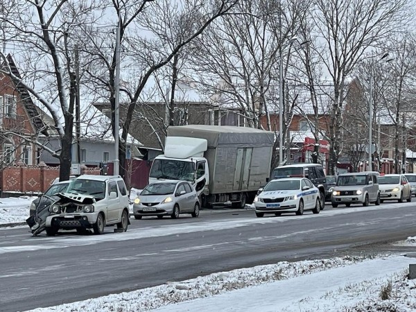 Один скончался, второй доставлен в больницу после утреннего столкновения двух авто в Хабаровске