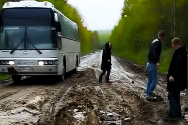 Автобус застрял на трассе в Комсомольском районе из-за вспаханного фурами грунта