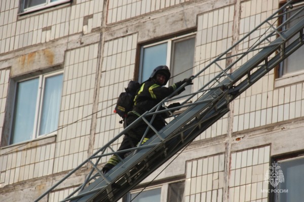 Эвакуация и копоть в квартирах: пожар охватил многоэтажку в Хабаровске (ФОТО) Эвакуация и копоть в квартирах: пожар охватил многоэтажку в Хабаровске (ФОТО)