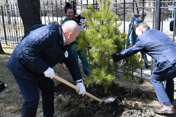 Сергей Кравчук принял участие в акции "Подари ребёнку дерево"