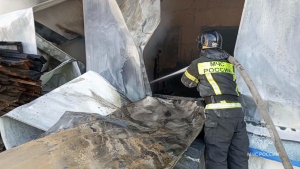 В Хабаровске горит склад с пиломатериалами на 2 тысячах квадратных метрах