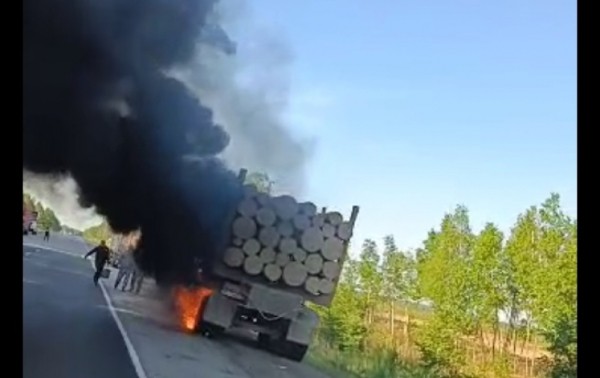 Лесовоз с хабаровскими номерами вспыхнул во время рейса в Амурской области