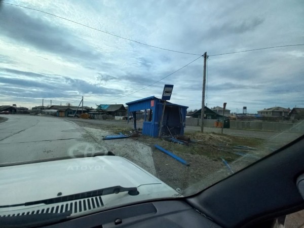 Дама без водительских прав протаранила остановку и врезалась в частный дом в Охотске