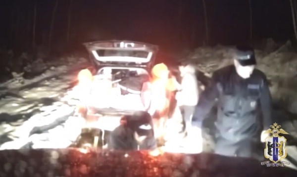 Семья с ребёнком застряли на своей иномарке на безлюдной таёжной дороге в Хабаровском крае