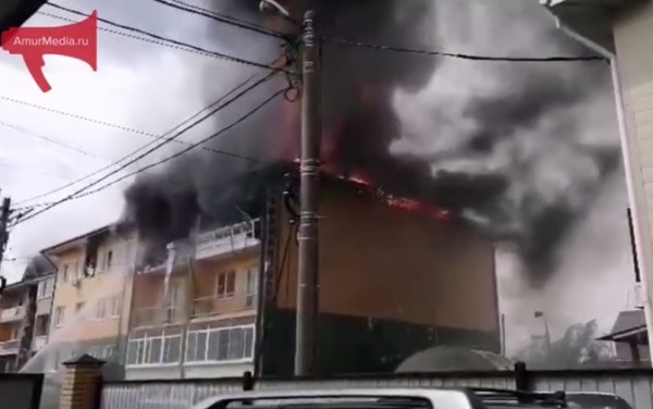 Пожарные ликвидируют возгорание в трехэтажном многоквартирном доме в селе Тополево