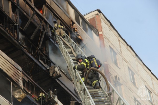 Эвакуация и копоть в квартирах: пожар охватил многоэтажку в Хабаровске (ФОТО) Эвакуация и копоть в квартирах: пожар охватил многоэтажку в Хабаровске (ФОТО)