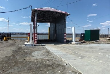 Итоги дня: поезд "Победа", облако пыли, обокрали самолёт, запрет БВС и будка с наркотиками