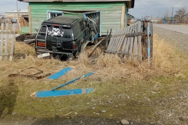 Дама без водительских прав протаранила остановку и врезалась в частный дом в Охотске