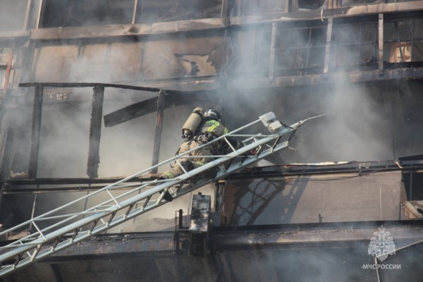 Эвакуация и копоть в квартирах: пожар охватил многоэтажку в Хабаровске (ФОТО) Эвакуация и копоть в квартирах: пожар охватил многоэтажку в Хабаровске (ФОТО)