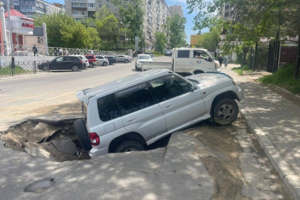 Автомобиль провалился в яму из-за прорыва водопровода в центре Хабаровска Автомобиль провалился в яму из-за прорыва водопровода в центре Хабаровска