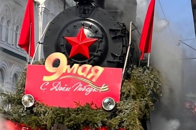 Итоги дня: поезд "Победа", облако пыли, обокрали самолёт, запрет БВС и будка с наркотиками