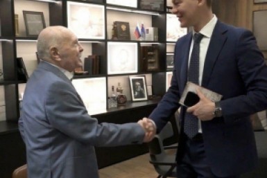 Итоги дня: поезд "Победа", облако пыли, обокрали самолёт, запрет БВС и будка с наркотиками