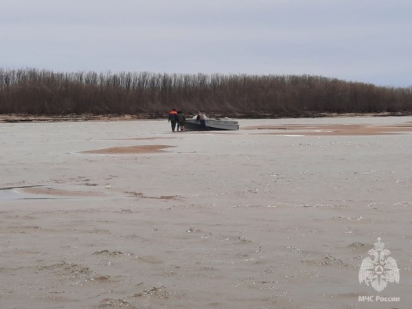 Рыбака с перевернувшийся лодки разыскивают в Хабаровском крае