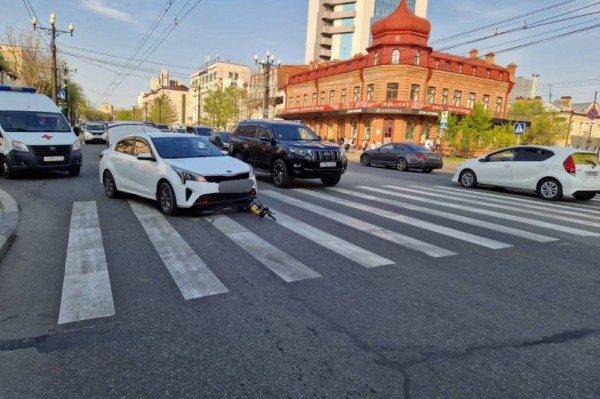Автомобиль сбил 12-летнюю девочку на электросамокате в Хабаровске