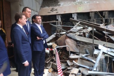 Итоги дня: поезд "Победа", облако пыли, обокрали самолёт, запрет БВС и будка с наркотиками