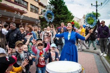 Итоги дня: сезон кваса, риэлтор и бухгалтер за решеткой и семья застряла в тайге