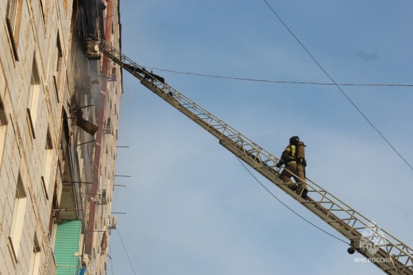 Эвакуация и копоть в квартирах: пожар охватил многоэтажку в Хабаровске (ФОТО) Эвакуация и копоть в квартирах: пожар охватил многоэтажку в Хабаровске (ФОТО)