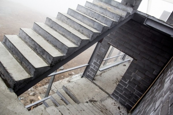 12-летний ребенок упал со 2 этажа заброшенного здания в Комсомольке-на-Амуре