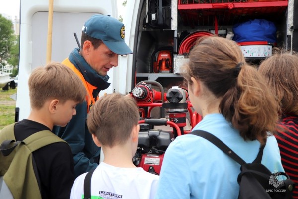 Летние каникулы без опасности: правильное поведение на воде показали спасатели лицеистам