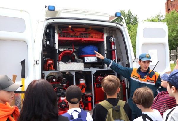 Летние каникулы без опасности: правильное поведение на воде показали спасатели лицеистам