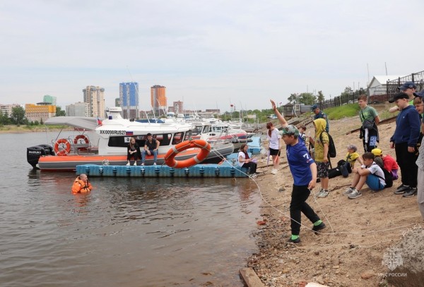 Летние каникулы без опасности: правильное поведение на воде показали спасатели лицеистам
