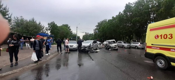 В ДТП по ул. Суворова в Хабаровске пострадал водитель Тойоты Лит Айс