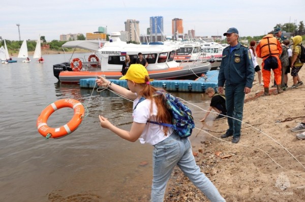 Летние каникулы без опасности: правильное поведение на воде показали спасатели лицеистам