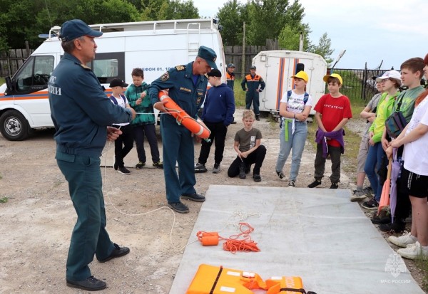 Летние каникулы без опасности: правильное поведение на воде показали спасатели лицеистам