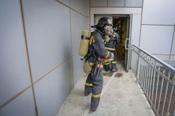 Огнеборцы спасли 7 человек во время ночного пожара в многоэтажке Хабаровска