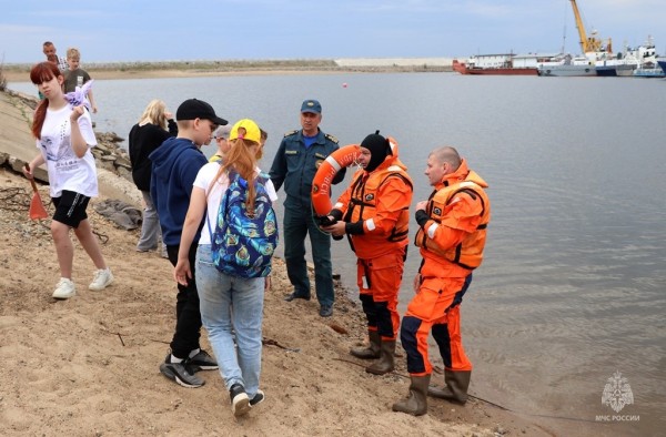 Летние каникулы без опасности: правильное поведение на воде показали спасатели лицеистам