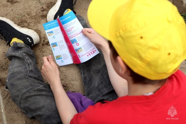Летние каникулы без опасности: правильное поведение на воде показали спасатели лицеистам