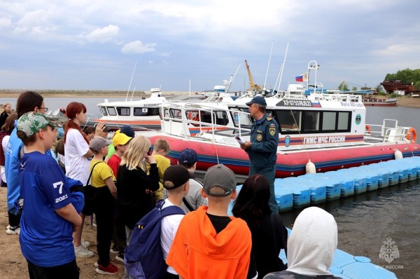 Летние каникулы без опасности: правильное поведение на воде показали спасатели лицеистам