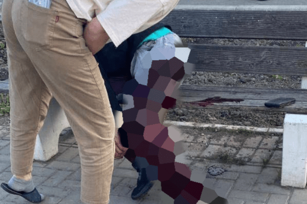 Раненый ножом парень истекал кровью на глазах у прохожих в городе Вяземский