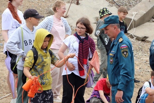 Летние каникулы без опасности: правильное поведение на воде показали спасатели лицеистам