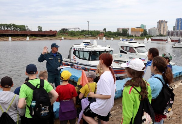 Летние каникулы без опасности: правильное поведение на воде показали спасатели лицеистам