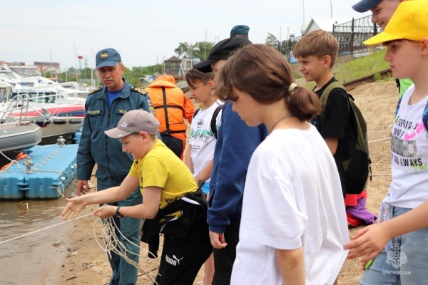 Летние каникулы без опасности: правильное поведение на воде показали спасатели лицеистам