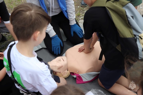 Летние каникулы без опасности: правильное поведение на воде показали спасатели лицеистам