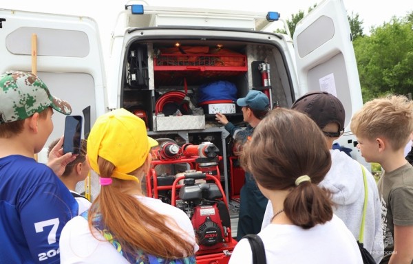 Летние каникулы без опасности: правильное поведение на воде показали спасатели лицеистам