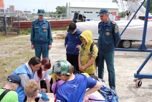 Летние каникулы без опасности: правильное поведение на воде показали спасатели лицеистам