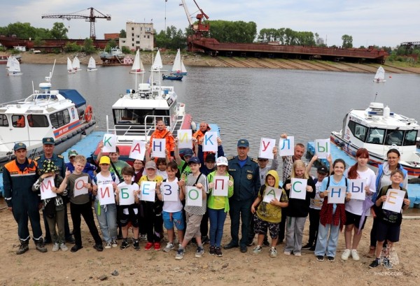 Летние каникулы без опасности: правильное поведение на воде показали спасатели лицеистам