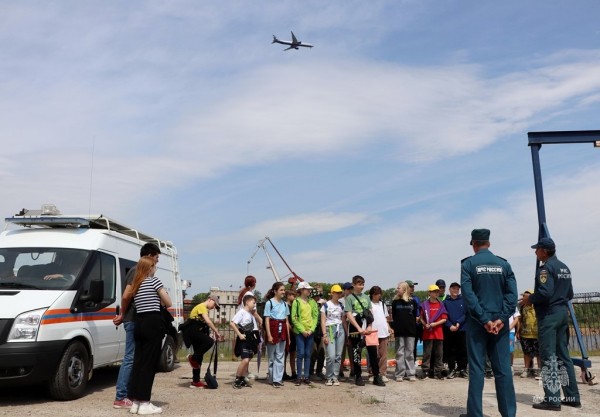 Летние каникулы без опасности: правильное поведение на воде показали спасатели лицеистам
