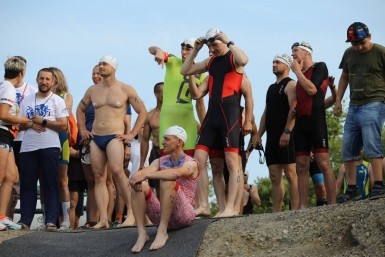 Итоги дня: хабаровчане в ромашках, спортсмены-профи и соревнования по триатлону