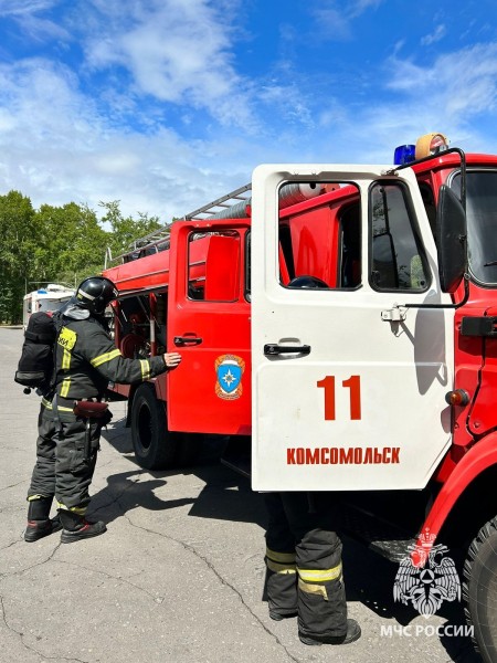 Спасатели тушили условный пожар на сцене в Комсомольске-на-Амуре (ФОТО)