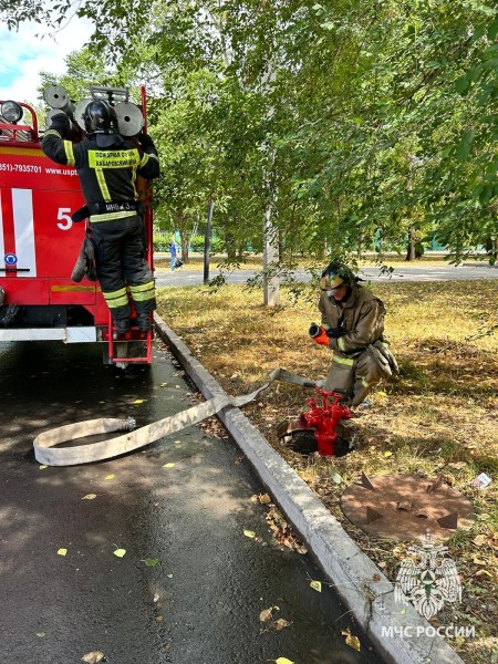 Спасатели тушили условный пожар на сцене в Комсомольске-на-Амуре (ФОТО)