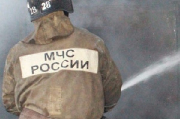 Пять человек спасли хабаровские огнеборцы при пожаре в деревянном доме по улице Пермская