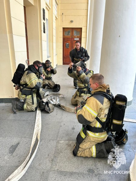 Спасатели тушили условный пожар на сцене в Комсомольске-на-Амуре (ФОТО)